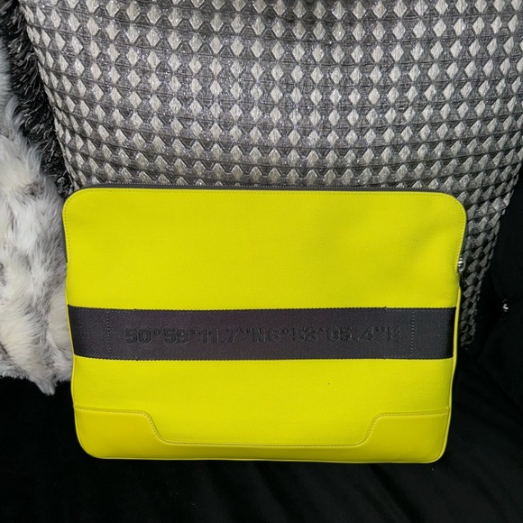 RIMOWA NEVER STILL flat Pouch. Used once, like new comes  original packaging. - Picture 4 of 5